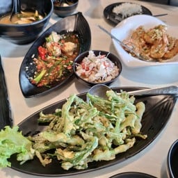 ยำผักบุ้งกรอบ