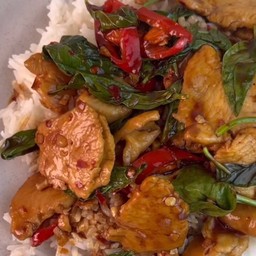 ไก่ผัดพริกเผาโหระพา