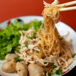 หมี่คลุกซอสไก่ฉีก