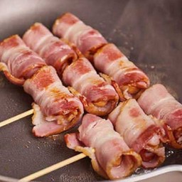 ไส้กรอกพันเบคอนทอด 1 ไม้