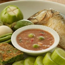 ชุดน้ำพริกปลาทู พร้อมผักสดและไข่ชะอม