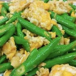 ผัดถั่วใส่ไข่ราดข้าว