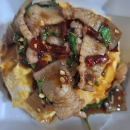 ข้าวไข่ข้นกะเพราสามชั้นสไลด์