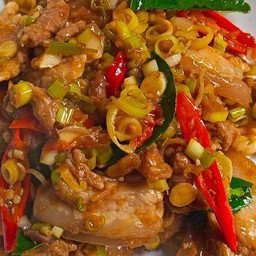 ผัดตระไคร้ราดข้าว