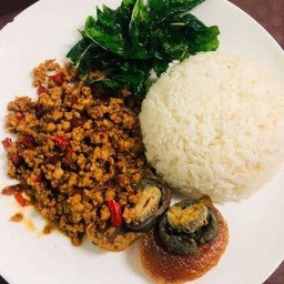 ข้าวกะเพราไก่สับไข่เยี่ยวม้า