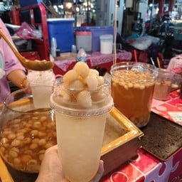 อ้อมน้อย น้ำลำไย & เฉาก๊วยนมสด (ตลาดราตรี หน้าตู้ATMกรุงไทย)