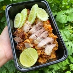 ข้าวผัดต้มยำหมูกรอบ