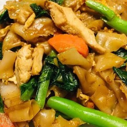 ผัดซีอิ๊วไก่