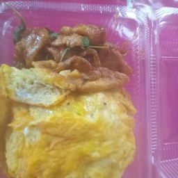 ข้าวผัดกระเพราหมู ไข่เจียวกระด้ง