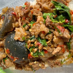 กะเพราเนื้อติดมัน+ไข่เยี่ยวม้าราดข้าว