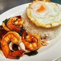 ข้าวราดกระเพราทะเล