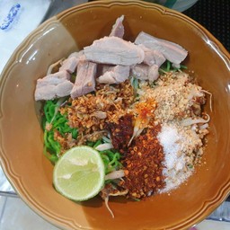 ก๋วยเตี๋ยวแห้งหมูต้มยำ