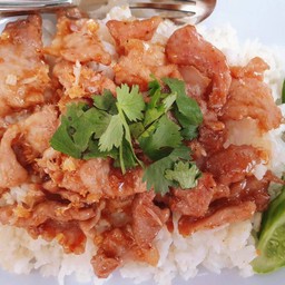 หมูผัดกระเทียมพริกไทย ราดข้าว