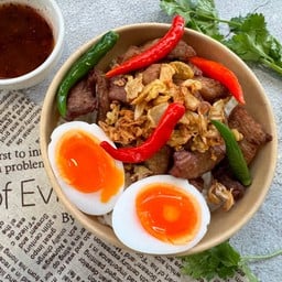 ข้าวหมูแดดเดียวทอดพร้อมไข่ต้มยางมะตูม