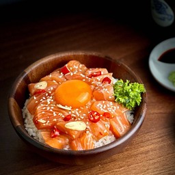 ข้าวหน้าแซลมอนเต๋าดองไข่ดอง