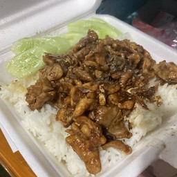 ข้าวราดหมูชิ้นกระเทียม+ใข่ดาว