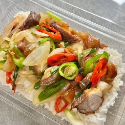 ผัดพริกหยวกหมูกรอบราดข้าว