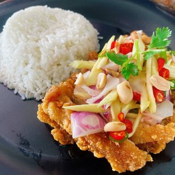 ข้าวไก่กรอบยำมะม่วง