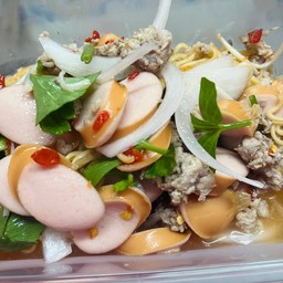 ยำ มาม่าหมูสับ ใส้กรอกไก่