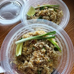 ข้าวผัดไข่ใส่หมูชิ้น