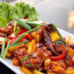 หมูกรอบผัดเม็ดมะม่วง