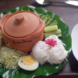 ขนมจีนน้ำยาปูไข่ต้ม