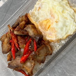 หมูกรอบทอดพริกเกลือ+ไข่ดาวราดข้าว
