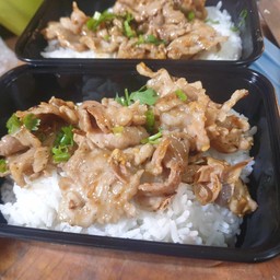 ข้าวหมูทอดกระเทียมแบบฉ่ำซอส สูตรโบราณ