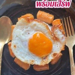 ข้าวไข่ดาว+ไส้กรอกหนังกรอบ