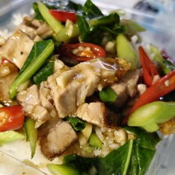 คะน้าหมูกรอบ อร่อยเหาะ