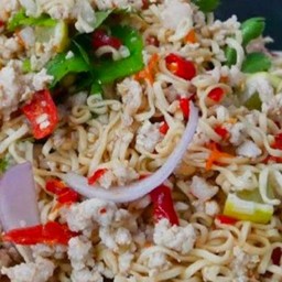 ยํามาม่าหมูสับ(ใส่ลูกชิ้นหมูด้วย)
