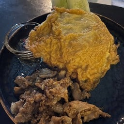 ข้าวราดทอดกระเทียม