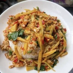 กระเพราหมูสับหน่อไม้ผัดพริกแห้ง