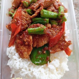 ข้าวผัดพริกแกงหมู