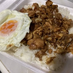 ข้าวราดไก่กระเทียม+ใข่ดาว