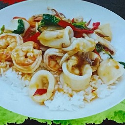 กระเพราทะเลราดข้าว