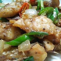 ข้าวราดปลากระพงผัดพริกไทยดำ