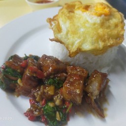 กระเพราหมูกรอบ  ราดข้าว