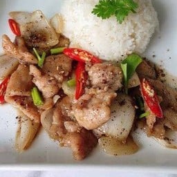 ข้าวหมูผัดพริกไทยดำ