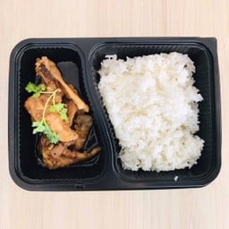 ข้าว หมู, ไก่, กุ้ง กระเทียม (เลือกเนื้อสัตว์ในตัวเลือก)