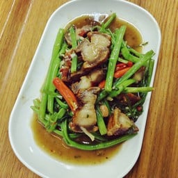 ผักบุ้งไฟแดงหมูกรอบ