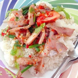 ข้าวยำคอหมูย่าง