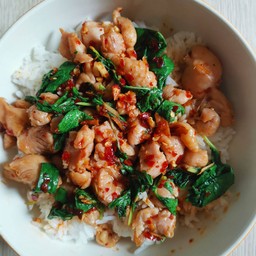 กะเพราไก่เนื้อน่อง