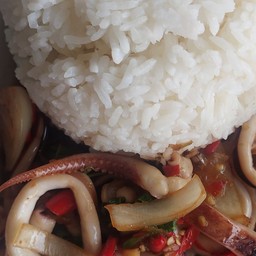 ข้าวผัดพริกเผาปลาหมึกราดข้าว