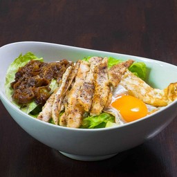 สลัดกะเพราเนื้ออกไก่ไข่ดาว