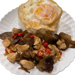 เห็ดหูหนูผัดหมู +ไข่ดาว 木耳炒猪肉+ 煎蛋