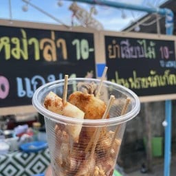 ปลาหมูทอดพริกสด ยำเสียบไม้ ตลาดจิงโจ้