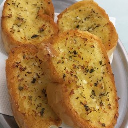 ขนมปังกระเทียม