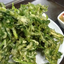 ยำผักบุ้งกรอบ