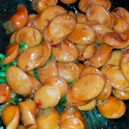 ข้าวกระเพราไส้กรอกหนังกรอบ